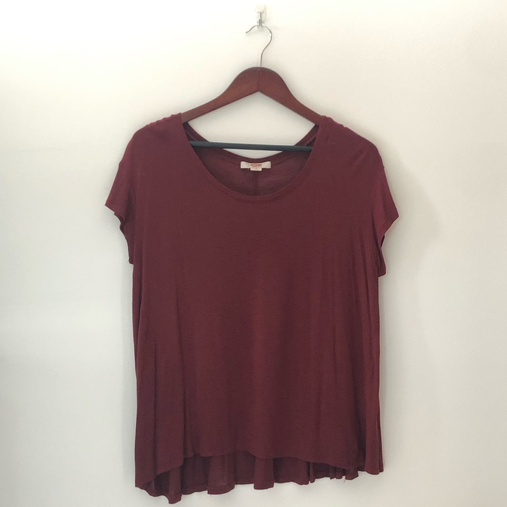 Red shirt sleeve T-shirt